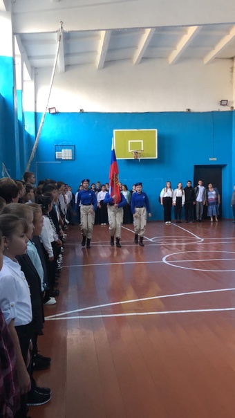 Церемония поднятия и спуска Государственного флага РФ.